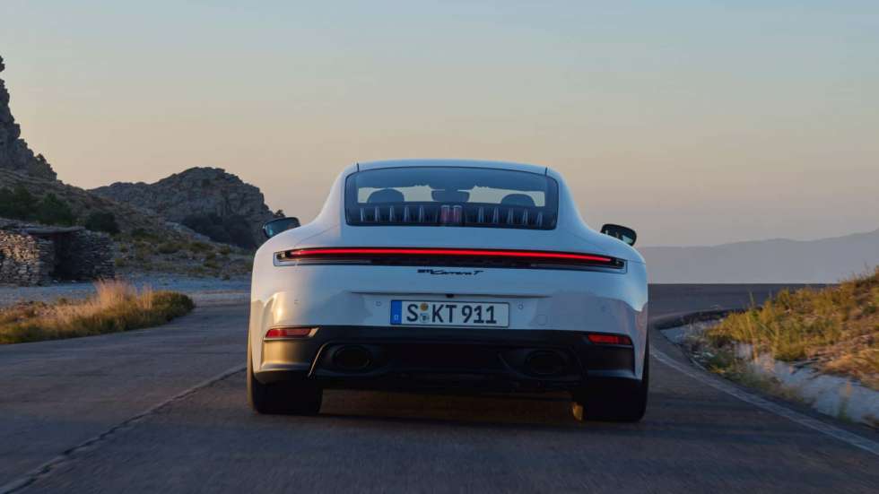 Η νέα Porsche 911 Carrera T έχει 394 PS και μόνο χειροκίνητο κιβώτιο